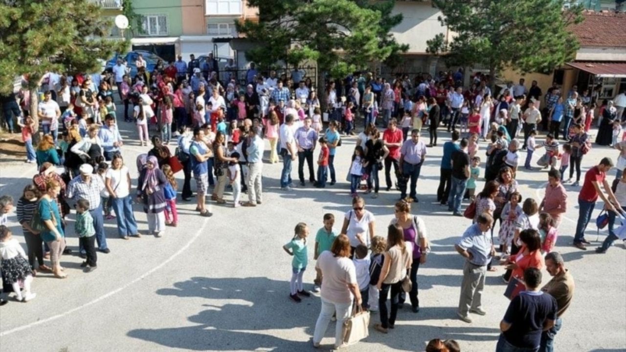 Eğitimde Velilere Yük 3 Bin TL'lik Klima ve Kitap Talebi (1)