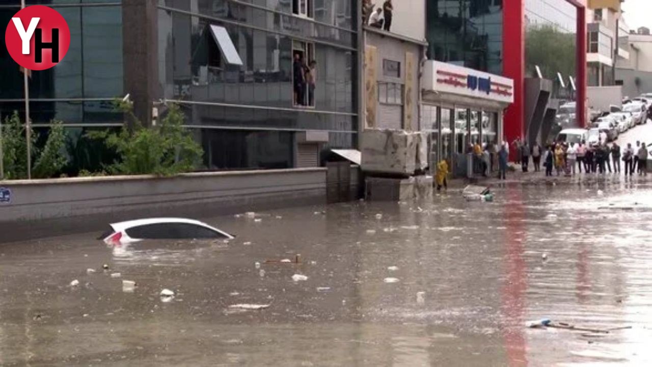 Şiddetli Yağışlar Ankara'yı Vurdu Araçlar Suya Gömüldü